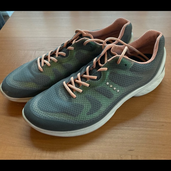 Ecco Women’s Biom Fjuel Tie Low-Top Sneaker - (worn only one time!) - Picture 1 of 7